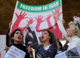 1,000 arrests after protests in Iran | Current Asia | DW Brazil - Iranian women protest