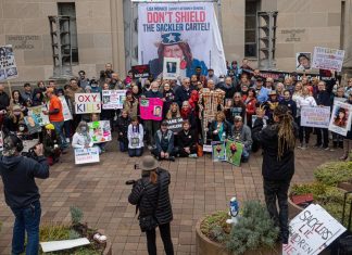 5 topical works on the opiate crisis Le 3 décembre 2021, une protestation liée à l'épidémie d'opioïdes à Washington DC,