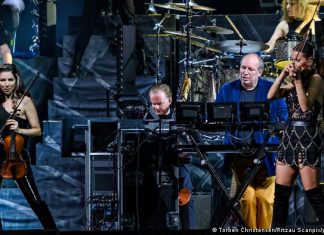 65th birthday: Hans Zimmer and the sound of Hollywood | music | DW Hans Zimmer in a blue jacket and yellow pants on stage in Copenhagen (04/27/2022)