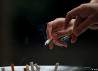Alcohol: The normal poison | Knowledge & Environment | DW Smoking corner of a commercial building in Rio de Janeiro