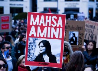 Amnesty International calls for UN probe into Iran | Current Asia | DW Demonstrators in front of the Brandenburg Gate in Berlin express their solidarity with Mahsa Amini