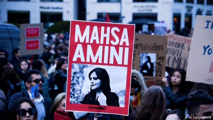 Demonstrators in front of the Brandenburg Gate in Berlin express their solidarity with Mahsa Amini 