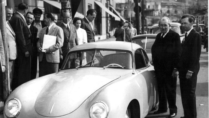 Ferdinand Porsche et son fils Ferry posent aux côtés d'une Porsche 360, en juin 1950.