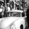 Ferdinand Porsche et son fils Ferry posent aux côtés d'une Porsche 360, en juin 1950.