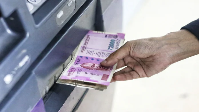 Bank gave accident insurance of Rs 1 to 5 lakh ATM Card वापरण्याऱ्यांसाठी आनंदाची बातमी