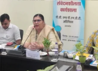 Bihar student’s question on sanitary napkin, woman officer gave an angry answer विद्यार्थिनीने सॅनिटरी पॅडसंबंधी प्रश्न विचारला, अधिकाऱ्याने दिलं असं संतापजनक उत्तर, पाहा Video