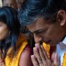 Britain: Rishi Sunak reached the temple with his wife Akshata on Janmashtami, buzzed on social media