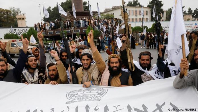 Bundestag commission wants to learn lessons from the Afghanistan mission Afghanistan Taliban fighters celebrate the first anniversary of taking power in Kabul