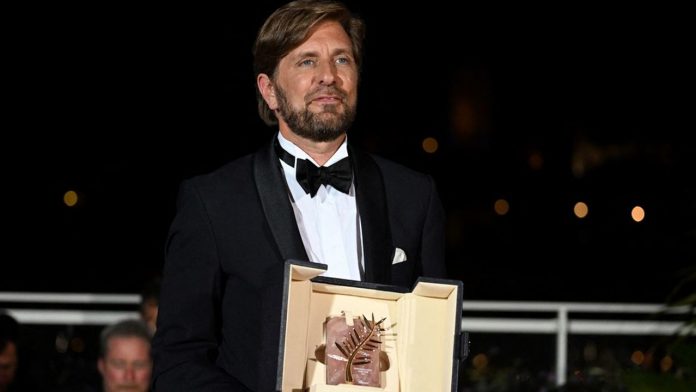 Le réalisateur suédois Ruben Ostlund remporte sa seconde Palme d'Or pour son film 'Sans filtre' à l'occasion du 75e Festival de Cannes, le 28 mai 2022.