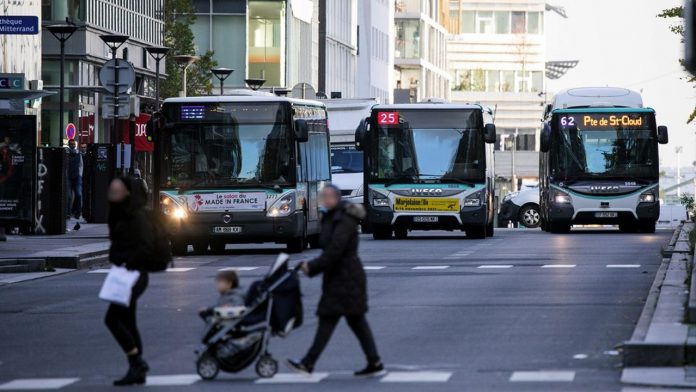 Le réseau de bus parisien sera mis aux enchères par étapes, en trois vagues de quatre lots chacun. Les premières candidatures définitives sont attendues avant l'été 2023.