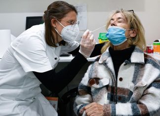 Covid: the epidemic recovery continues in France La hausse des contaminations est plus importante chez les personnes âgées.