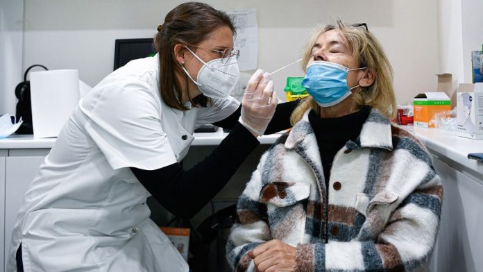 La hausse des contaminations est plus importante chez les personnes âgées.