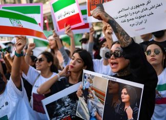 Demonstrations in Iran: celebrities and journalists in the crosshairs of the government Une manifestation de soutien à Mahsa Amini et aux femmes iraniennes à Istanbul, le 29 septembre 2022.