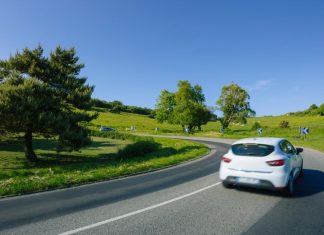 Departments and regions reluctant to take back national roads Quelque 10.000 kilomètres de routes nationales et autoroutes non concédées étaient proposés à la décentralisation aux départements, métropoles et régions volontaires.