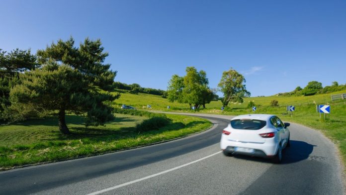 Quelque 10.000 kilomètres de routes nationales et autoroutes non concédées étaient proposés à la décentralisation aux départements, métropoles et régions volontaires.
