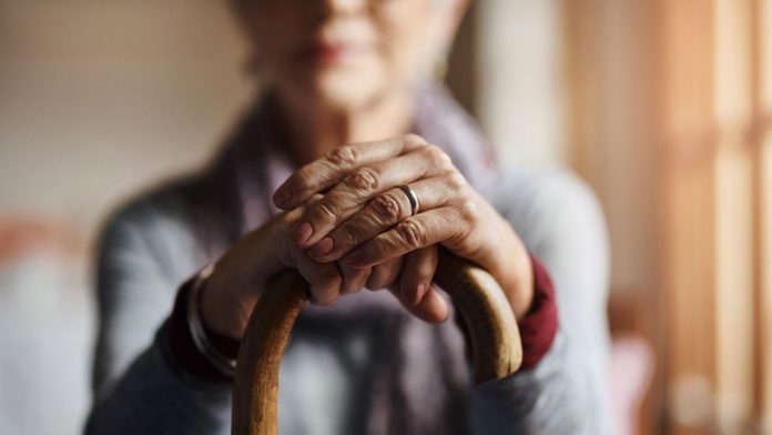 Dependency: the government asked to do more despite the increase Le gouvernement promet de financer le recrutement d'aides-soignants en Ehpad.