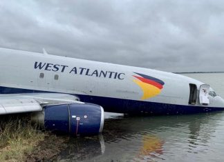During landing, the plane slipped on the runway, half submerged in the lake, see photos During landing, the plane slipped on the runway, half submerged in the lake, see photos