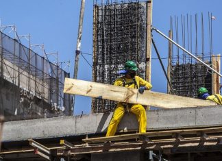 Elections in Brazil: in the final sprint, the government highlights the recovery of the economy Un chantier à Brasilia.