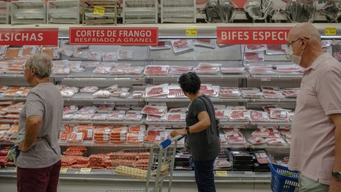 Dans un supermarché de Rio de Janeiro, les Brésiliens sont confrontés à l'inflation alimentaire qui était de 11,3 % en mars.Maria Magdalena Arrellaga/Bloomberg