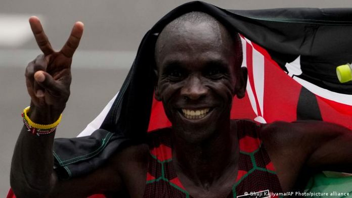Eliud Kipchoge reveals the secret to his successful career Sports Eliud Kipchoge of Kenya holds up two fingers in victory sign