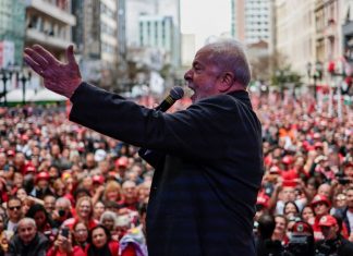 End of tense presidential campaign in Brazil L'ancien président Lula, favori avant le premier tour de la présidentielle de dimanche