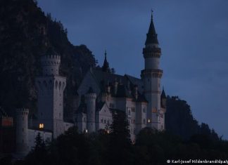 Energy Crisis: Why We Benefit from Darker Cities | Knowledge & Environment | DW Neuschwanstein Castle at night
