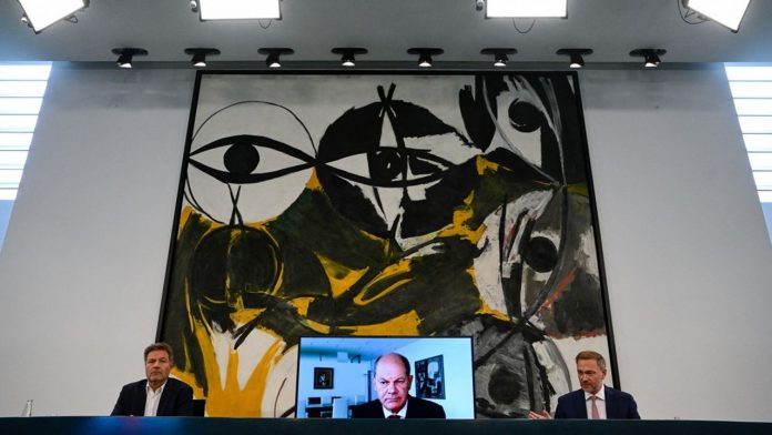 Toujours en quarantaine à la chancellerie, Olaf Scholz a présenté le nouveau « bouclier de défense » énergétique par vidéoconférence tandis que Christian Lindner et Robert Habeck étaient présents dans la salle.