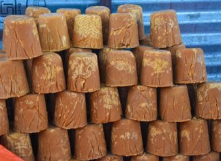 Food and Drug Administration seized 324 kg of adulterated jaggery in Daund Food and Drug Administration seized 324 kg of adulterated jaggery in Daund