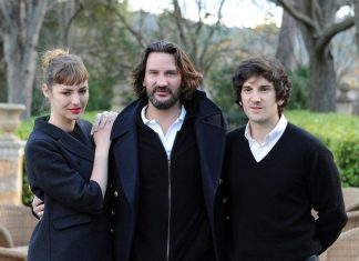 Gaspard Proust, a humor that divides Actor Gaspard Proust with director Frédéric and actress Louise Bourgoin, December 21, 2011 for his first film 'Love lasts three years'.
