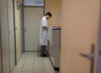General practitioners: the fourth year of internship arouses tensions Le gouvernement assure qu'il n'est pas question d'imposer une quatrième année dans les déserts médicaux mais de l'encourager.
