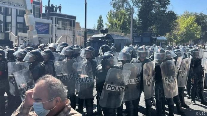 Massive police presence in numerous cities to prevent protests 
