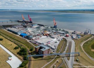 Germany gets liquid gas from the UAE | Currently Germany | DW The LNG terminal still under construction on the Elbe in Brunsbüttel (Schleswig-Holstein)