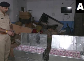 Gujarat Police caught fake notes of 25 crores ABN गुजरात पोलिसांनी Ambulanceमध्ये पकडल्या 25 कोटींच्या नोटा; आता सत्य आलं समोर