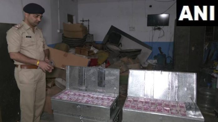 गुजरात पोलिसांनी Ambulanceमध्ये पकडल्या 25 कोटींच्या नोटा; आता सत्य आलं समोर