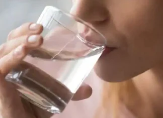 Health Tips Do you drink hot water, holding the body can do a lot of damage Health Tips : गरम पाणी पिताय का? थांबा शरीराला होऊ शकतं मोठं नुकसान!