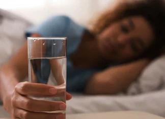 Health Tips Drink water at night beneficial or harmful for the body, know what is good for health रात्री पाणी पिणं आरोग्यासाठी फायदेशीर की हानिकारक? जाणून घ्या