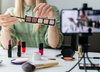 Influencers hide their business partnerships less and less Si une mention sur la nature du contenu apparaît en fin de vidéo, elle ne sera pas vue, et si elle n'est pas claire (par exemple se contenter de « ad », pour pub en anglais), tous les abonnés ne la comprendront pas.