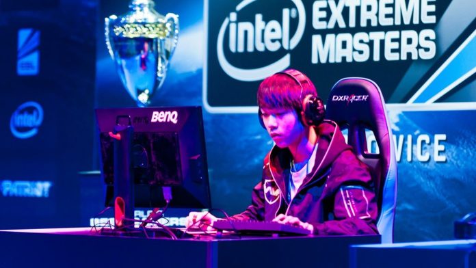 Intel sets out to conquer video games Contrairement à de précédents modèles vendus au compte-gouttes aux fabricants d'ordinateurs spécialisés, les nouvelles cartes graphiques d'Intel seront disponibles en vente au détail pour les joueurs à partir du 12 octobre.