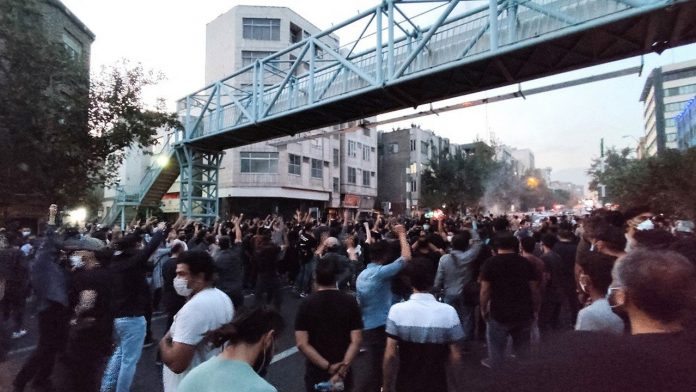 Iran: authorities threaten to toughen crackdown on protests Plus de 1.200 manifestants auraient été arrêtés depuis le 16 septembre