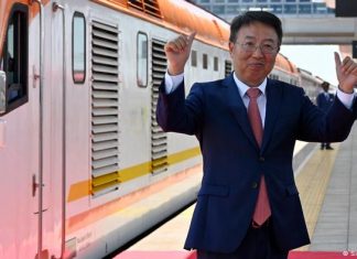 Is Africa’s Big Rail Project Delayed?  |  Africa |  DW Kenya Starting signal for the Standard Gauge Railway