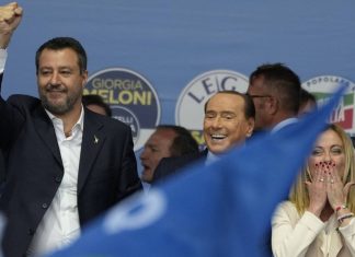 Italy: Giorgia Meloni and her cumbersome allies Matteo Salvini (leader de la Ligue), Silvio Berlusconi (Forza Italia) et Giorgia Meloni (Fratelli d'Italia) lors du meeting de clôture de la campagne pour les élections législatives.