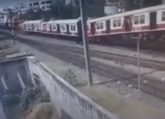 Live video of local train accident viral on social media धक्कादायक! लोकल ट्रेनचा भीषण अपघात, हृदयाचे ठोके चुकवणारा VIDEO