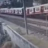 धक्कादायक! लोकल ट्रेनचा भीषण अपघात, हृदयाचे ठोके चुकवणारा VIDEO