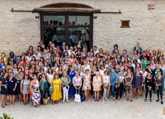“Madame Business”, an event to unite business leaders in Burgundy Le 13 septembre 2022, 150 cheffes d'entreprise se sont réunies à Givry, en Saône-et-Loire, pour échanger sur leurs problématiques communes et créer des synergies entre dirigeantes. Il s'agissait de la première édition de l'évènement Madame Business, organisé par l'association Chouette Team.