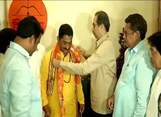 Maharashtra Politics Shiv Sena Banjara community Mahant Sunil Kumar joins Shiv Sena in presence of Uddhav Thackeray Maharashtra Politics Shiv Sena Banjara community Mahant Sunil Kumar joins Shiv Sena in presence of Uddhav Thackeray