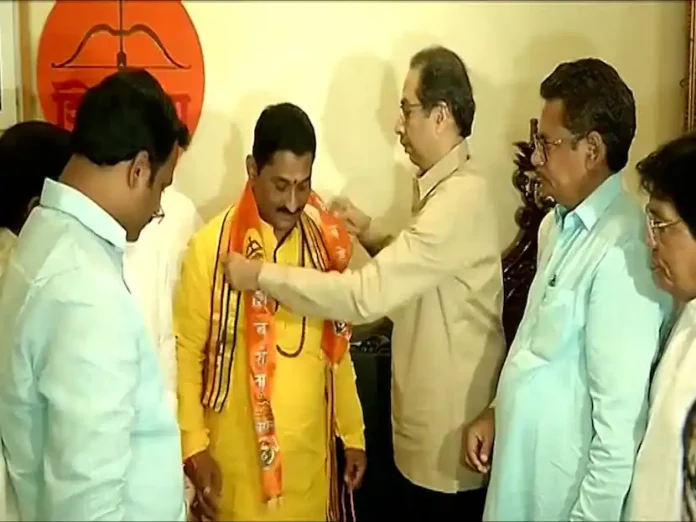 Maharashtra Politics Shiv Sena Banjara community Mahant Sunil Kumar joins Shiv Sena in presence of Uddhav Thackeray

