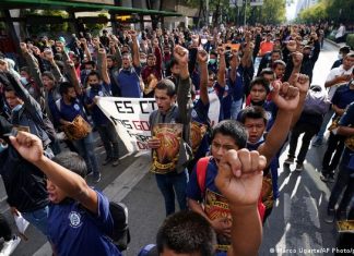 Mexico’s chief investigator resigns after judicial scandal Current America | DW Protesters raise their hands in the air