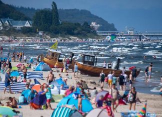 More sun, fewer guests: a difficult summer for the German tourism industry DW Travel | DW Beach scene on the Baltic Sea island of Usedom
