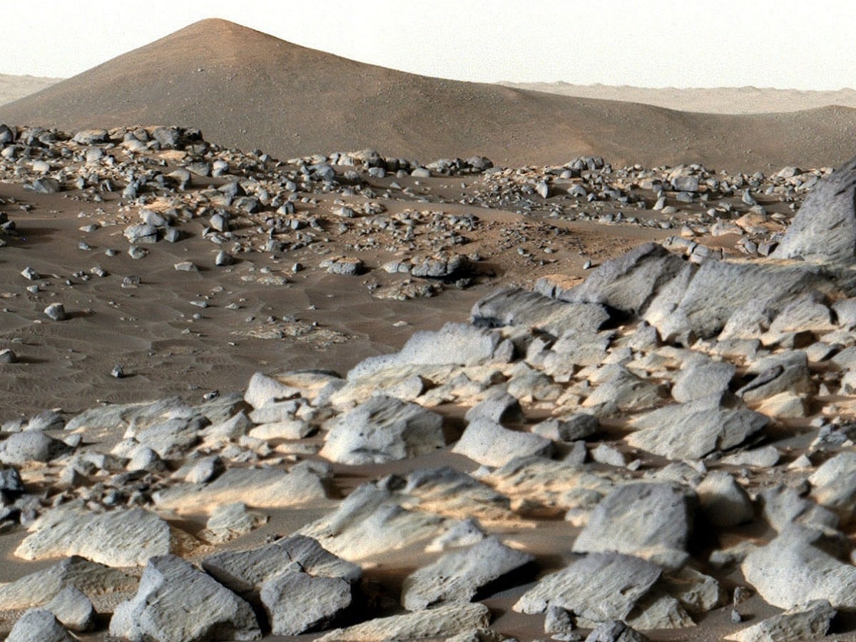 NASA rover finds traces of water on Mars rocks

