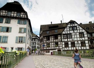 Old real estate: the rise continues in Alsace despite the feverishness of buyers A Strasbourg, le prix au mètre carré médian des appartements a progressé de 38,7 % en dix ans. Ci-dessus, le quai des Moulins, dans le quartier de la Petite-France.